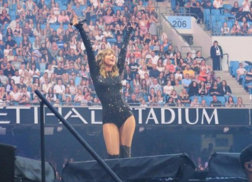 Trước Taylor Swift, đã có loạt sao 'sừng sỏ' này 'bất lực' nhìn khán đài trống trơn trong concert