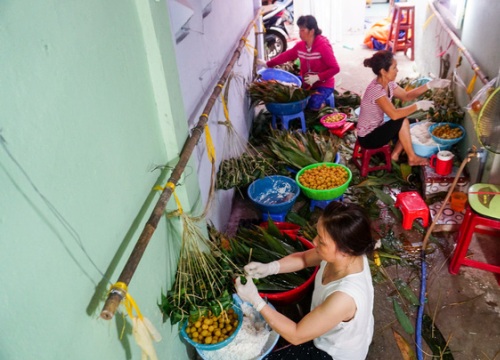 Xóm bánh ú lá tre ở Sài Gòn tất bật dịp Tết Đoan Ngọ