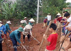 Cận cảnh: Người lớn, trẻ em vùng cao nô nức "vác tù và hàng tổng"