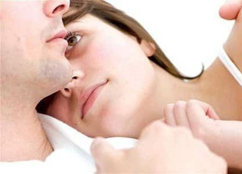 Chồng đến thăm nữ nhân viên ốm rồi ngủ quên vì ... mát giời