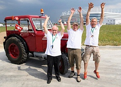 Fan Thụy Sĩ lái máy kéo vượt 2.000 km đến Nga xem World Cup