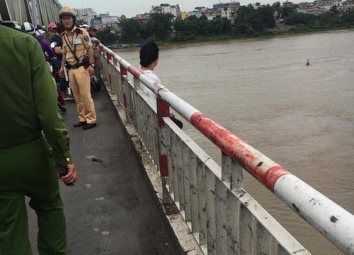 Hà Nội: Giải cứu người phụ nữ đòi nhảy cầu Chương Dương xuống sông Hồng