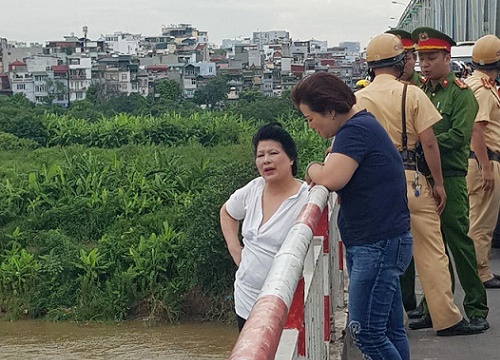 Hà Nội: Một người phụ nữ bất ngờ trèo ra ngoài thành cầu Chương Dương đứng