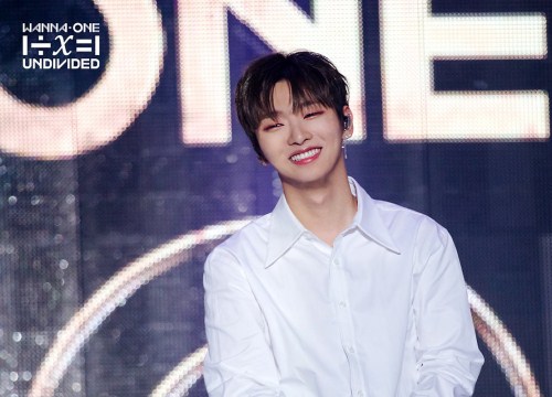 Netizen chướng mắt khi trưởng nhóm Wanna One ra mắt gần 1 năm nhưng nhảy không ra hồn