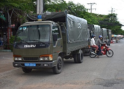 Nhiều xe biển xanh, đỏ đưa quân đi...thi