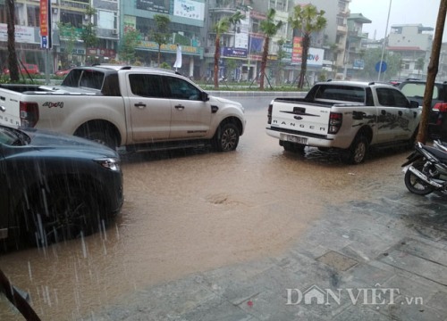 Quảng Ninh: Bùn đất vàng quạch trôi tràn đường phố Hạ Long