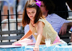 Suri Cruise bán nước chanh trên phố kiếm từng đồng lẻ