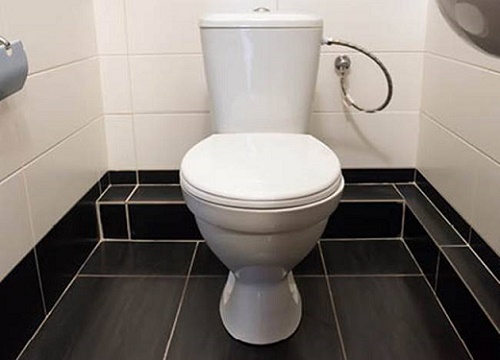 Tự dưng kẹt bàn chân vào toilet, rút kiểu gì cũng không ra