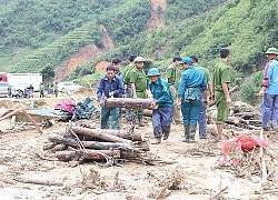 Ảnh:Bộ đội, công an và dân quân giúp dân khắc phục thiệt hại mưa lũ