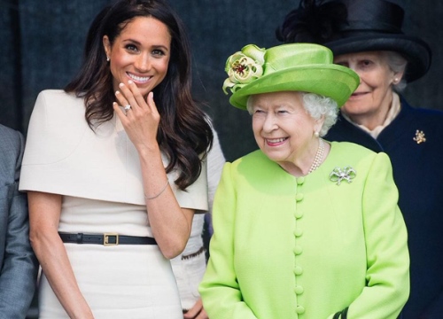 'Bóc giá' 3 set đồ Meghan Markle mặc khi xuất hiện cùng Nữ hoàng