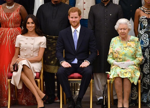 Chuyên gia ngôn ngữ cơ thể phân tích mối quan hệ khác nhau của Nữ hoàng với 2 cháu dâu Kate và Meghan