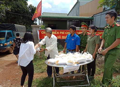 Đắk Nông: Thầy giáo tặng hàng trăm suất cơm miễn phí cho học trò vùng cao