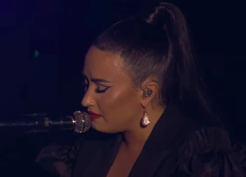 Demi Lovato nghẹn ngào khi lần đầu biểu diễn ca khúc xin lỗi fan vì tái nghiện chất kích thích