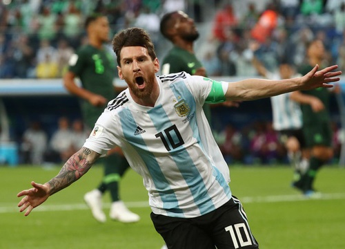 Đứng ở Nam Cực băng giá mừng Argentina vượt vòng bảng World Cup