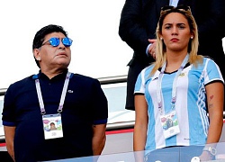 Maradona quấn quýt, tranh thủ hôn bạn gái