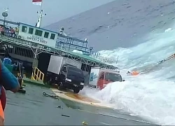 Hãi hùng cảnh hành khách bám víu vào phà đang chìm ngoài khơi Indonesia