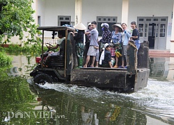 Cám cảnh người Hà Nội bắt xe&#8230; công nông vượt nước lũ