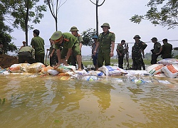 Công an, quân đội dồn sức đắp đê nhân tạo chạy đua với lũ