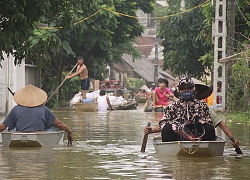 Nước lũ chia cắt nhiều khu vực ngoại thành Hà Nội