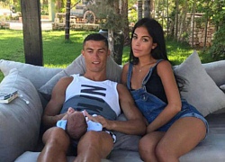 Bỏ mặc tương lai, Ronaldo cùng bồ tới Hy Lạp du hí