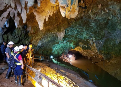 Không gian nhỏ hẹp và ngập nước bên trong hang Tham Luang