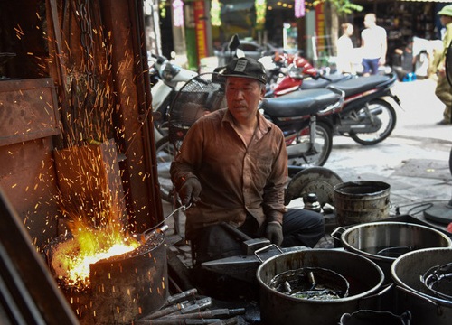 Ngày siêu nóng, thợ rèn phố cổ vẫn miệt mài bên lò lửa nghìn độ