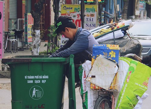 Bỏ dở ước mơ làm thầy giáo, cậu bé 16 tuổi nhặt rác phụ cha nuôi em