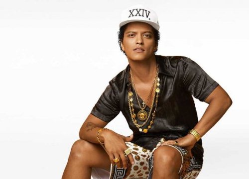 Hài hước như Bruno Mars: Sân khấu bốc cháy vẫn thản nhiên chế lời bài hát để hợp với khung cảnh