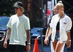 Hailey khoe chân thon dài và nhẫn kim cương khủng bên Justin Bieber sau khi đính hôn