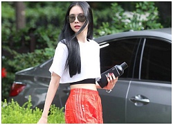 "Nữ hoàng legging" Naeun diện một chiếc quần lạ ra phố.