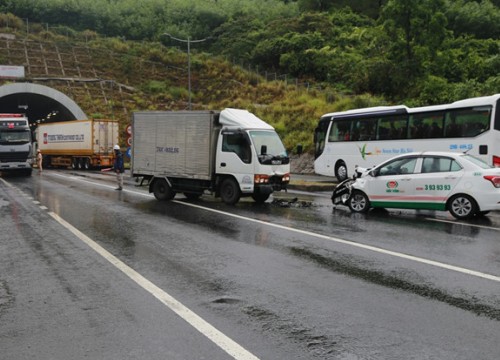 Ôtô tải tông taxi, 3 người bị thương ở hầm đèo Phước Tượng