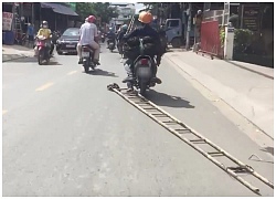 Quá lười quá nguy hiểm: Hai thanh niên đi xe máy kéo lê chiếc thang trên đường cho đỡ phải vác