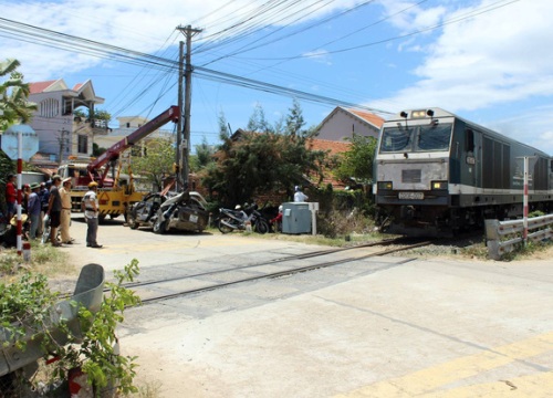 Tàu hỏa tông ô tô, 2 người thoát chết thần kỳ