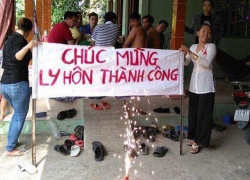 Bức ảnh hài hước nhất ngày: Vợ chồng chia tay, cả làng mở tiệc, chăng băng rôn "chúc mừng ly hôn thành công"