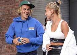 Hết ôm mặt căng thẳng, Justin Bieber tươi cười "tung tăng" bên Hailey và còn hôn vợ trên phố