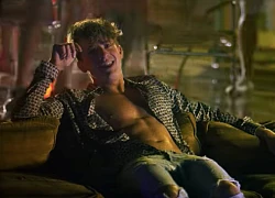 Không còn "sến sẩm", Charlie Puth trở lại đẹp trai như xưa và khoe múi bụng gợi cảm trong MV mới