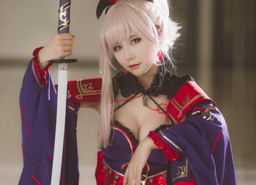 Ngất ngây với cosplay nàng Saber trong game hot Fate/Grand Order