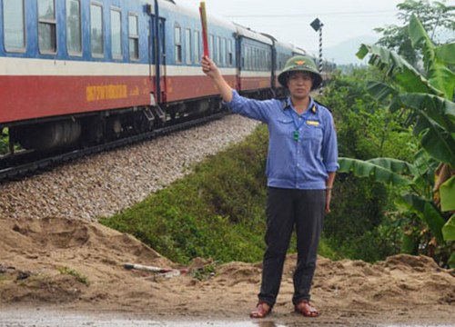 Nữ gác chắn nhanh trí chặn tàu khách đâm xe tải chết máy