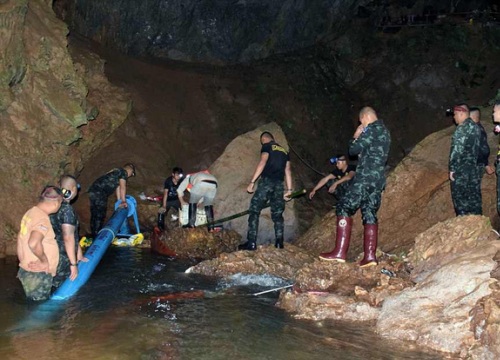 Thành viên đội bóng Thái Lan tiết lộ chuyện xảy ra trong hang