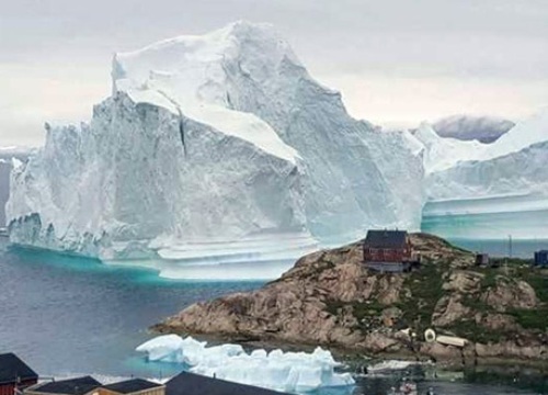 Băng trôi 11 triệu tấn "ghé chơi", cả ngôi làng ở Greenland nín thở