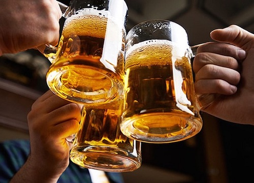 Một hình ảnh về bia tệ hơn rượu sẽ khiến mọi người không chỉ cười thoải mái mà còn suy nghĩ về tầm quan trọng của việc uống đúng loại đồ uống.