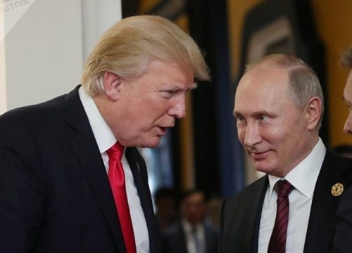 Cái nháy mắt kỳ lạ của ông Trump khi gặp ông Putin