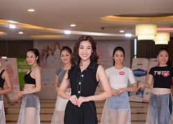 Đỗ Mỹ Linh thị phạm catwalk cho thí sinh Hoa hậu VN