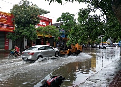 Hà Tĩnh: Mưa lớn đường phố thành sông, dịch vụ cẩu xe hốt bạc