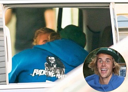 Justin Bieber cười sung sướng với paparazzi sau khi hôn vợ sắp cưới