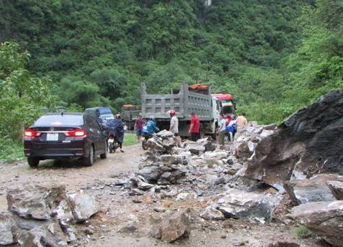 Nghệ An: Mưa lớn sạt lở, Quốc lộ 7 bị ách tắc