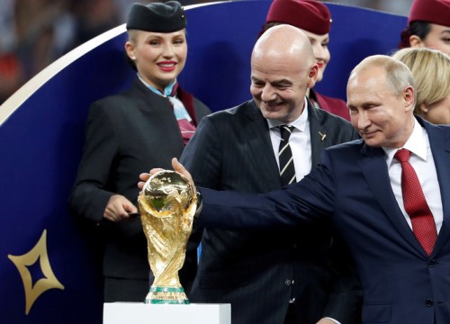 Vui với World Cup, Putin tặng fan bóng đá món quà bất ngờ