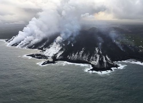 "Bom dung nham" tấn công tàu du lịch Hawaii