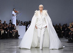 Tự tin sải bước trên catwalk tuổi 85, với Carmen Dell'Orefice thời gian không phải là kẻ thù của sắc đẹp