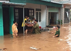 Công an, bộ đội ngâm mình trong nước giúp dân chống lũ